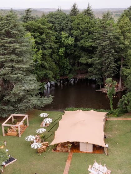 La boda de Nicolás Cabré y Rocío Pardo se llevó a cabo en medio de un imponente entorno natural
Fotos: @mauriciogaray_