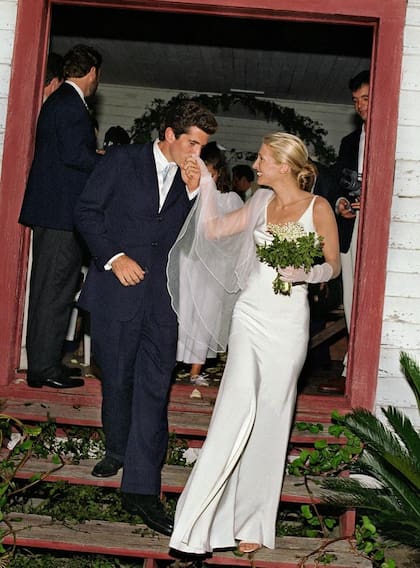 La boda en la isla Cumberland, en Georgia, 1996. El vestido de la novia fue un diseño especial para Carolyn de su amigo Narciso Rodriguez. Estaba valuado en unos 40.000 dólares, pero el diseñador se lo regaló. "Era el amor de mi vida, casándose con el amor de su vida", destacó luego el diseñador