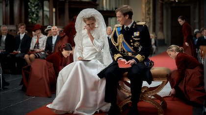 La boda entre Máxima Zorreguieta y el príncipe Guillermo Alejandro de los Países Bajos en una de las escenas con la que comienza la segunda temporada de la serie