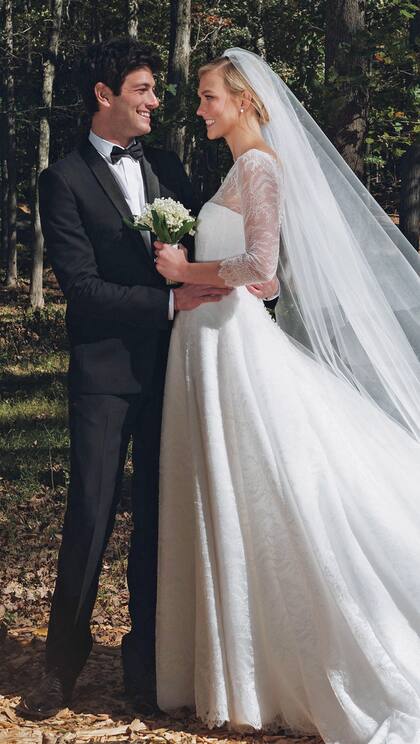 Karlie y Joshua dieron el sí el 18 de octubre pasado, en una ceremonia secreta. Ella llevó un vestido de Dior y él, smoking.