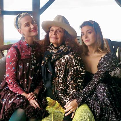 La diseñadora Diane von Fürstenberg compartió fotos en su cuenta personal de Instagram. Aquí, posa con la cantante Katy Perry y la estilista Jamie Mizrahi.