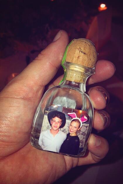 Esa noche, repartieron petacas con una divertida foto de ellos.