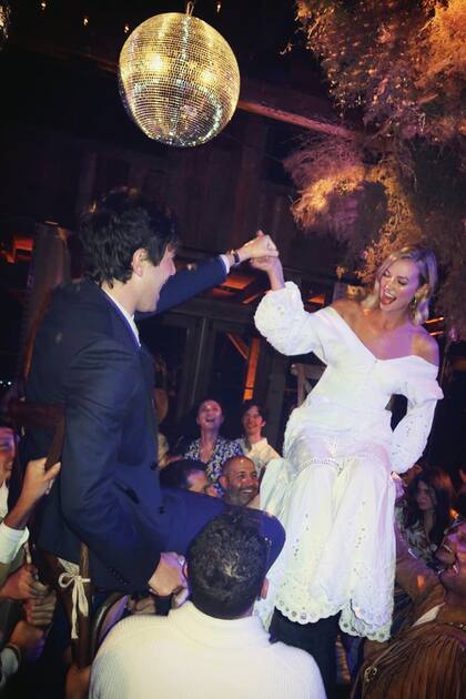 El sábado por la noche, Karlie y Joshua se vistieron de novios nuevamente y bailaron la horah, la danza típica judía en la que los recién casados son alzados en sillas por los invitados