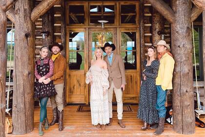 Los invitados –entre quienes se destacan la cantante Katy Perry (izquierda) y el actor Orlando Bloom (derecha)– cumplieron a rajatabla con el lema del festejo, titulado “Wild, Wild West Weekend"