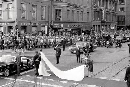 La boda tuvo lugar el 29 de agosto de 1968 en la catedral de Nuestro Salvador, una construcción del siglo XVII. Él vestía uniforme azul marino y ella, un vestido de su propio diseño, en seda blanca con aplicaciones de pedrería en el cuello