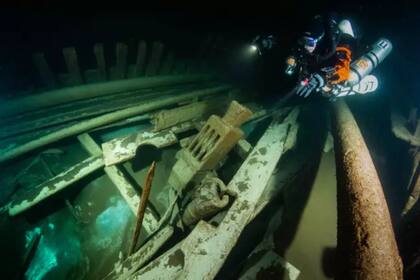 La bodega del barco está llena, pero aún no pudieron determinar qué hay en su interior