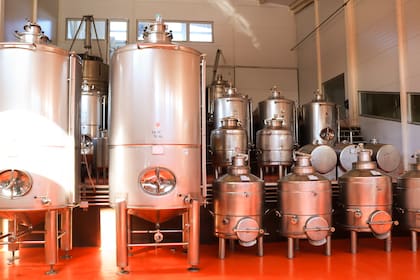 La bodega Finca Atos, ubicada en Atos Pampa,  surgió en el 2001 y  produce unas 20 mil botellas al año