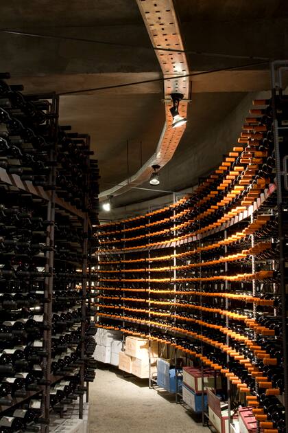 La bodega subterránea, en la que hay más de 40000 botellas de vino