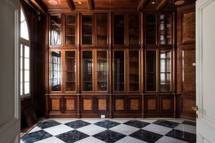 La boiserie de madera, lustrada y pesada, no era original de la casa y fue construida en los años 90, imitando las de antaño.