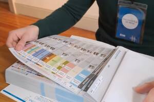 La boleta única de papel es entregada por las autoridades de mesa