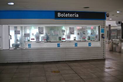 La boletería cerrada de la estación Aristóbulo del Valle de la línea Belgrano Norte, en Puente Saavedra
