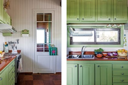 Al mueble estilo country lo pintaron de verde (Sherwin Williams 1432). La bolsa de compras y los repasadores vintage son de Don Terrenal; la jarra, de Falabella; la frutera de palma con manijas de cuero, de Paysana; la pava antigua y el colador verde enlozado, de Feria Antigüedades Cosas Raras.