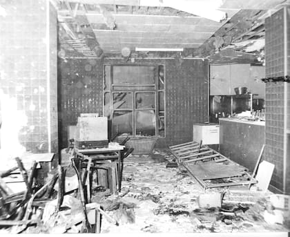 La bomba colocada en el comedor, en la planta baja de la Superintendencia, provocó 24 muertos y más de 60 heridos y mutilados