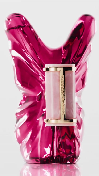La Bomba, de Carolina Herrera, despliega en su corazón notas de frangipani rojo y peonía roja