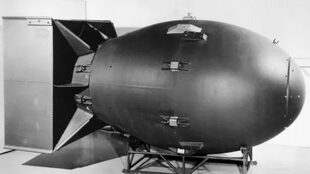 La bomba de plutonio de implosión se lanzó en Nagasaki. Se llamó "Fat Man"