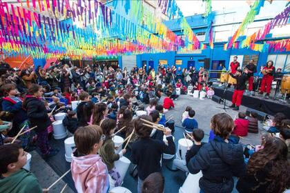 La Bomba de Tiempo se multiplica con las baquetas en manos de los chicos, en Dale ritmo