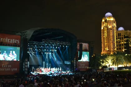 La Bomba de Tiempo en el Festival de Jazz de Dubai (Emiratos Arabes), donde tocaron como teloneros de Carlos Santana y, entre bambalinas, hubo charla entre ellos que inspiró su primer single: "Near the Drums"
