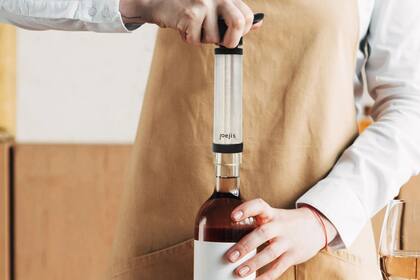 La bomba de vino es un dispositivo que extrae el oxígeno de una botella abierta con solo realizar algunas pulsaciones rápidas