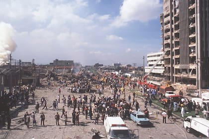 Murieron 63 personas por la bomba en el edificio del DAS 