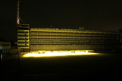 La Bombonera late iluminada