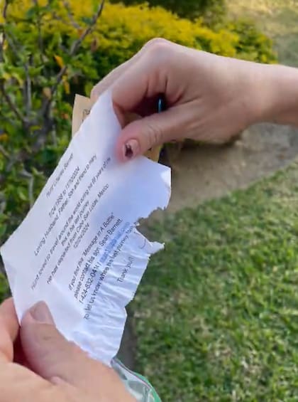 La botella contenía un mensaje y los restos de una persona fallecida (Foto: @marialaquecanta)