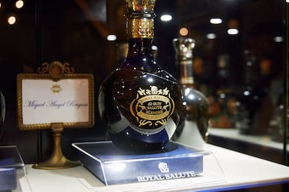 La Botella de Royal Salute 62 Gun que recibió de manos de la reina Isabel II, como presente por haber asistido a su cumpleaños en 2010