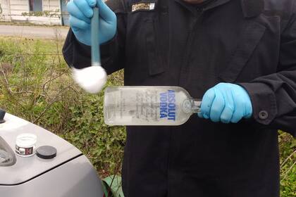 Una botella de vodka fue encontrada dentro del vehículo
