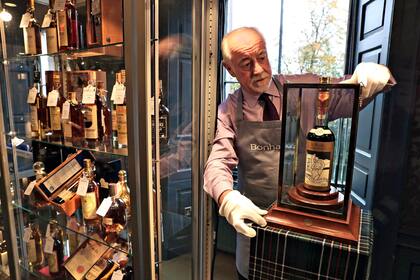 La botella de whisky Macallan Valerio Adamai 1926 es exhibida para la subasta