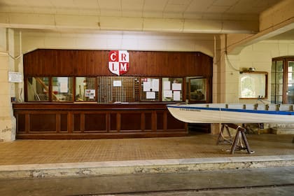 La botería cuenta el cambio de época: cuando el club tenía 4500 socios, había empleados que recibían carnets y alcanzaban los botes hasta la rampa. Después de la crisis de 2001, se perdieron más de 3500 socios y el movimiento nunca volvió a ser el mismo