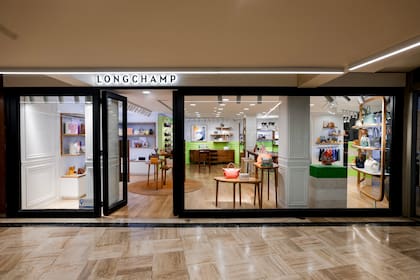 La boutique se ubica en el primer local del shopping sobre la calle Posadas.