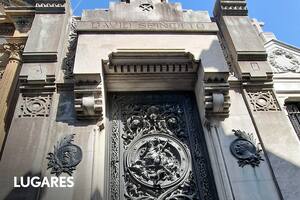 La bóveda de David Spinetto es obra de Gaetano Moretti y Mario Palanti, con esculturas de los hermanos RIgola.