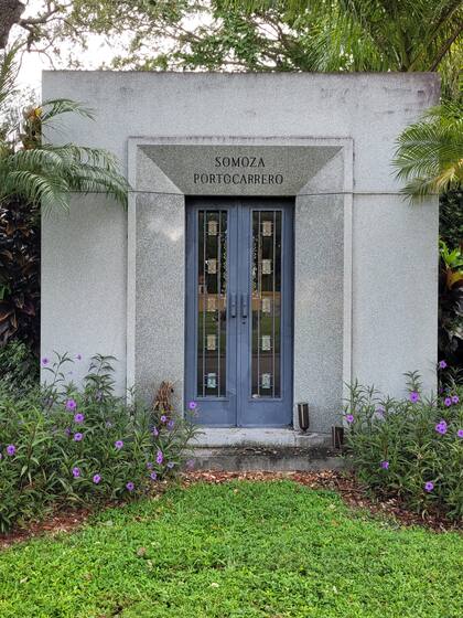 La bóveda, en el cementerio de Miami, donde descansan los restos del ex dictador nicaragüense Anastasio Tachito Somoza Debayle