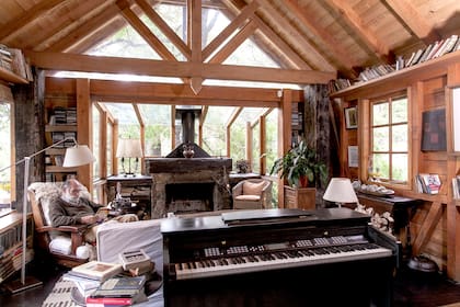 Los pisos son de cemento alisado tratado con betún de Judea negro y cera, excepto cerca de la chimenea, donde se extendió la piedra. La multitud de libros va encontrando lugares inusuales donde acomodarse.