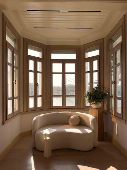 La bow window en la sala de estar principal dialoga con el lenguaje arquitectónico de la casa y la integra con el paisaje.