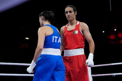 La boxeadora argelina Imane Khelif (derecha) junto a la italiana Angela Carini tras su pelea en al categoría de 66kg en los Juegos de París, el 1 de agosto de 2024, en París, Francia. (AP Foto/John Locher)