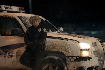 La boxeadora Kali Reis hace un inspirado debut en la actuación como la policía obsesionada con un crimen que casi destruye su carrera en True Detective: Tierra Nocturna (HBO Max).