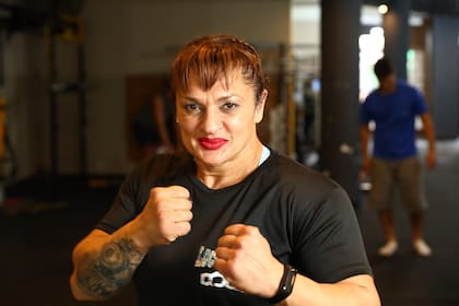 La boxeadora Locomotora Oliveras en el gimnasio Magnum, recién mudada a Buenos Aires