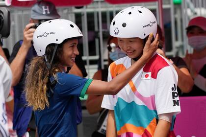 La brasileña Rayssa Leal, ganadora de la medalla de oro, felicita a la japonesa Momiji Nishiya tras su triunfo en la final del skateboarding femenino de los Juegos Olímpicos de Tokio 2020, el lunes 26 de julio de 2021. (AP Foto/Ben Curtis)