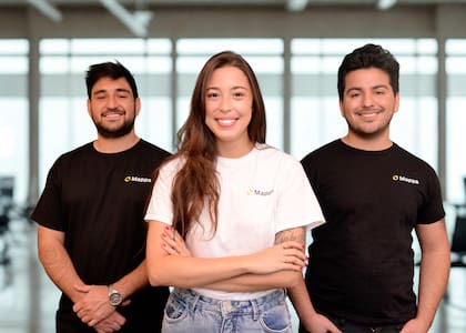 La brasileña Sarah Lucena junto al equipo con el que desarrolló la herramienta de inteligencia artificial: el uruguayo Pablo Bérgolo y el chileno Daniel Moretti