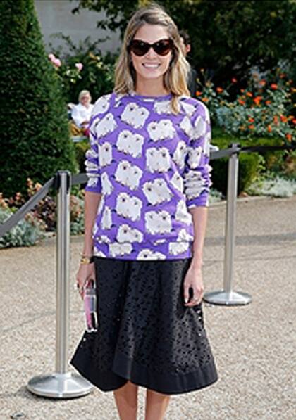 La brasileña se suma a la tendencia de la falda midi