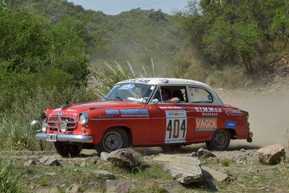 La bravura del camino queda clara en la desprendida óptica delantera derecha del Borgward Isabella de 1956 de Juan y Carlos Adam en El Durazno; la pieza terminó reparada en la propia competencia.