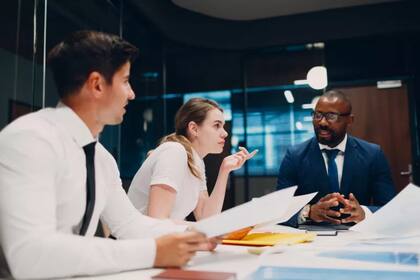Las mujeres pierden terreno a medida que envejecen y progresan en su vida laboral