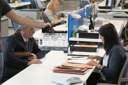 La breve pero trascendental escena del film que encuentra, escritorio municipal de por medio, al actor con la escritora
