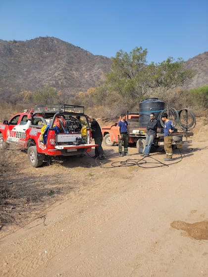 La brigada de autoconvocados junto con los bomberos de San Marcos Sierras antes del conflicto de Burgos con la polcía