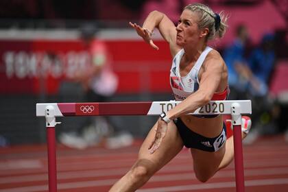 La británica Jessie Knight cae durante las eliminatorias femeninas de 400 metros con vallas..