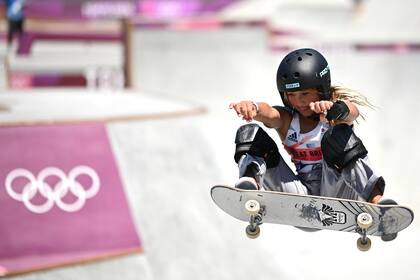 La británica Sky Brown compite en la final del parque femenino durante los Juegos Olímpicos de Tokio 2020 en Ariake Sports Park Skateboarding en Tokio el 4 de agosto de 2021.