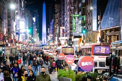 La Broadway porteña: Corrientes comparte sus espectáculos de manera gratuita con los transeúntes