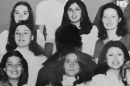 La broma de Dahmer en la escuela era "colarse" en fotos de grupos a los que no pertenecía