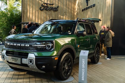 La Bronco frente al emblemático stand de Ford.