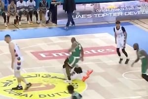 La brutal patada en la cabeza que un exbasquetbolista de Quimsa le dio a un rival en Dubái